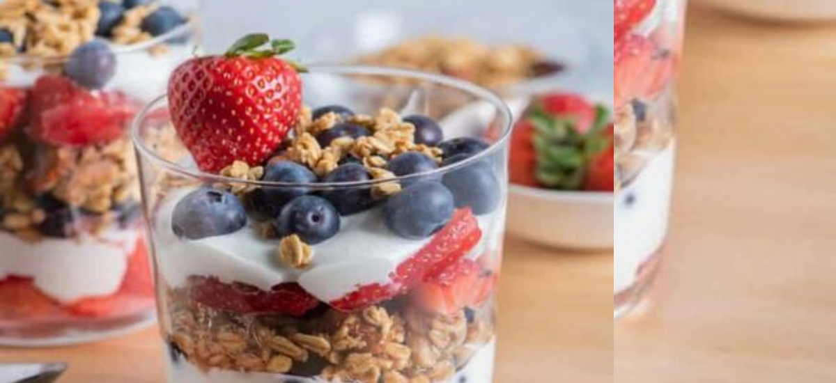 Easy Greek yogurt parfait